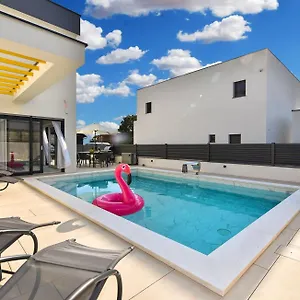 Ferienhaus Jlo1 Mit Beheizbarem Pool, Peroj
